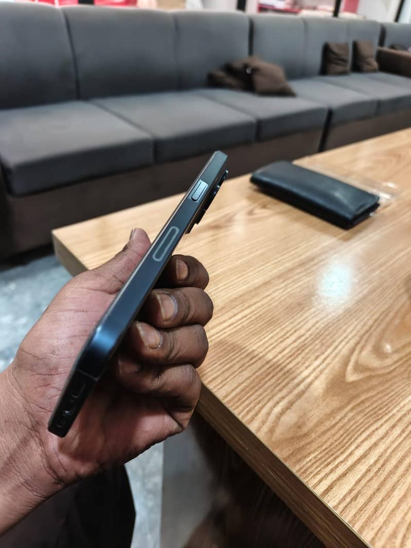 Apple iPhone 15 Pro Max 4
