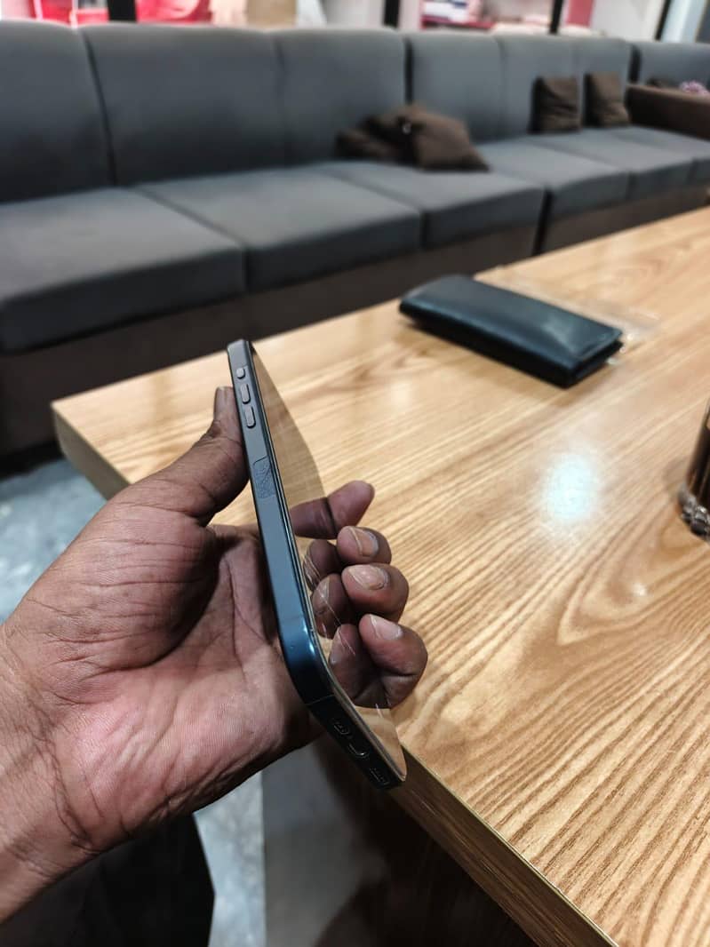 Apple iPhone 15 Pro Max 6