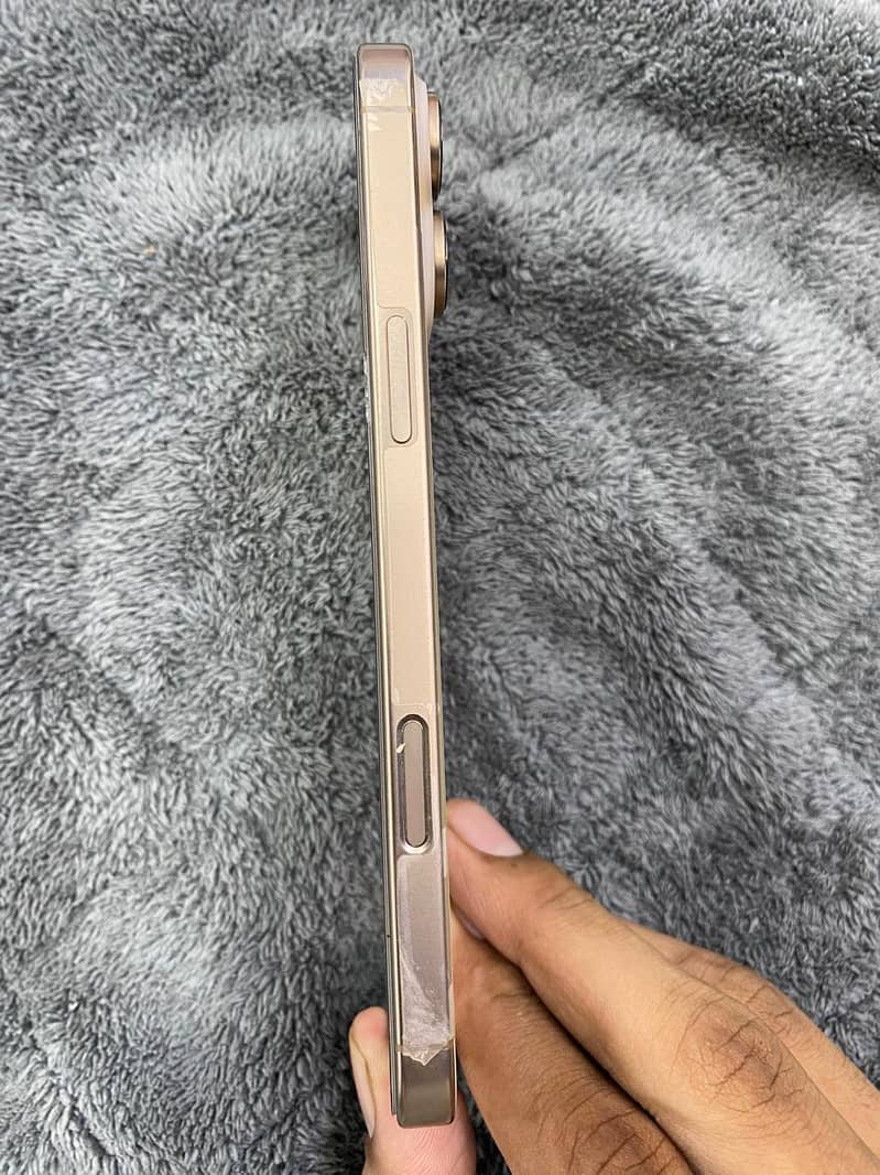 Apple iPhone 16 Pro Max 1