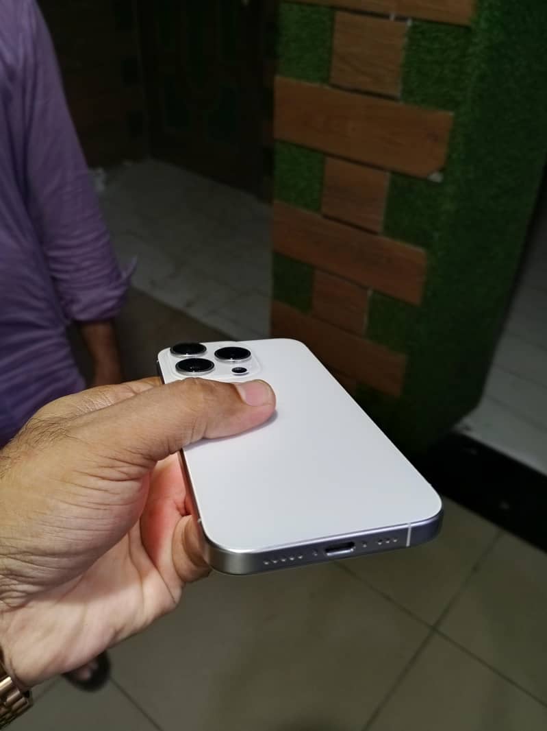 Apple iPhone 15 Pro 2