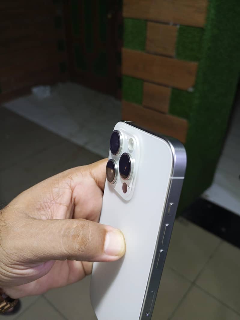 Apple iPhone 15 Pro 3