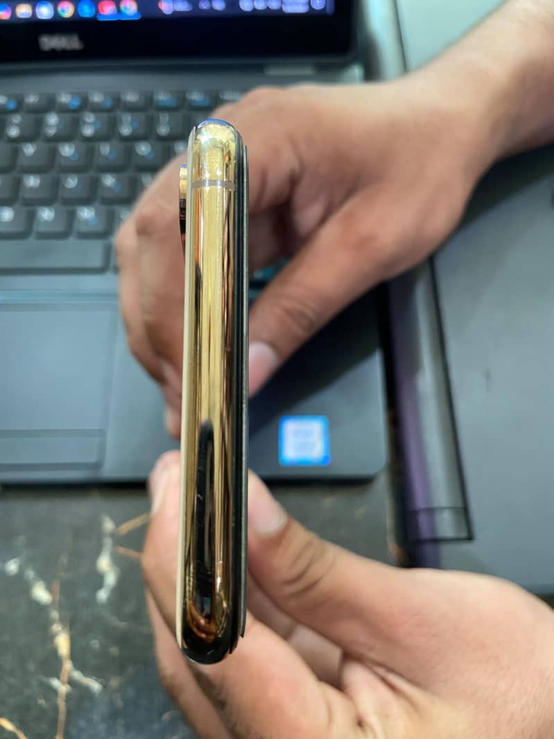 Apple iPhone XS Max 3