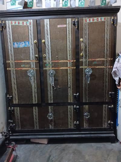 3 doors Almari