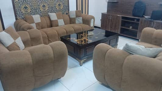 6 Seater with Center Table in Excellent Condition Sofa Set