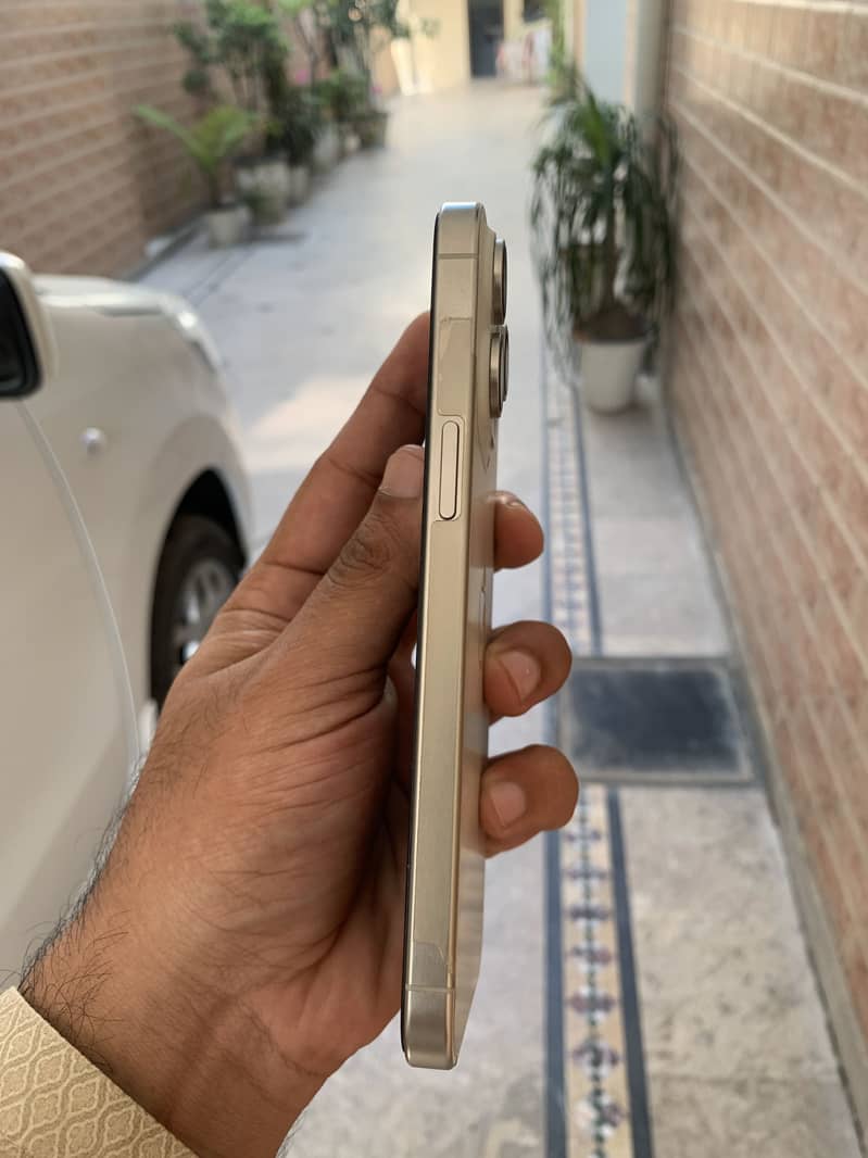 Apple iPhone 15 Pro Max 2