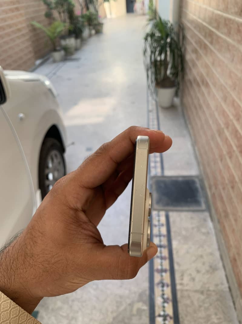 Apple iPhone 15 Pro Max 4