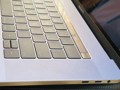 MacBook Pro – 15-inch (2017) Ratina display touch bar