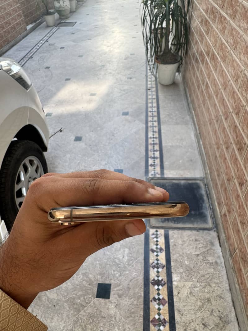 Apple iPhone XS Max 3