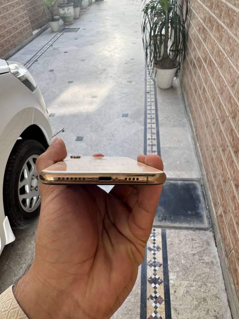 Apple iPhone XS Max 4