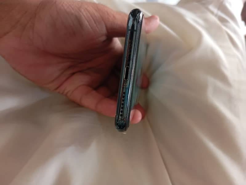 Apple iPhone 11 Pro Max 4