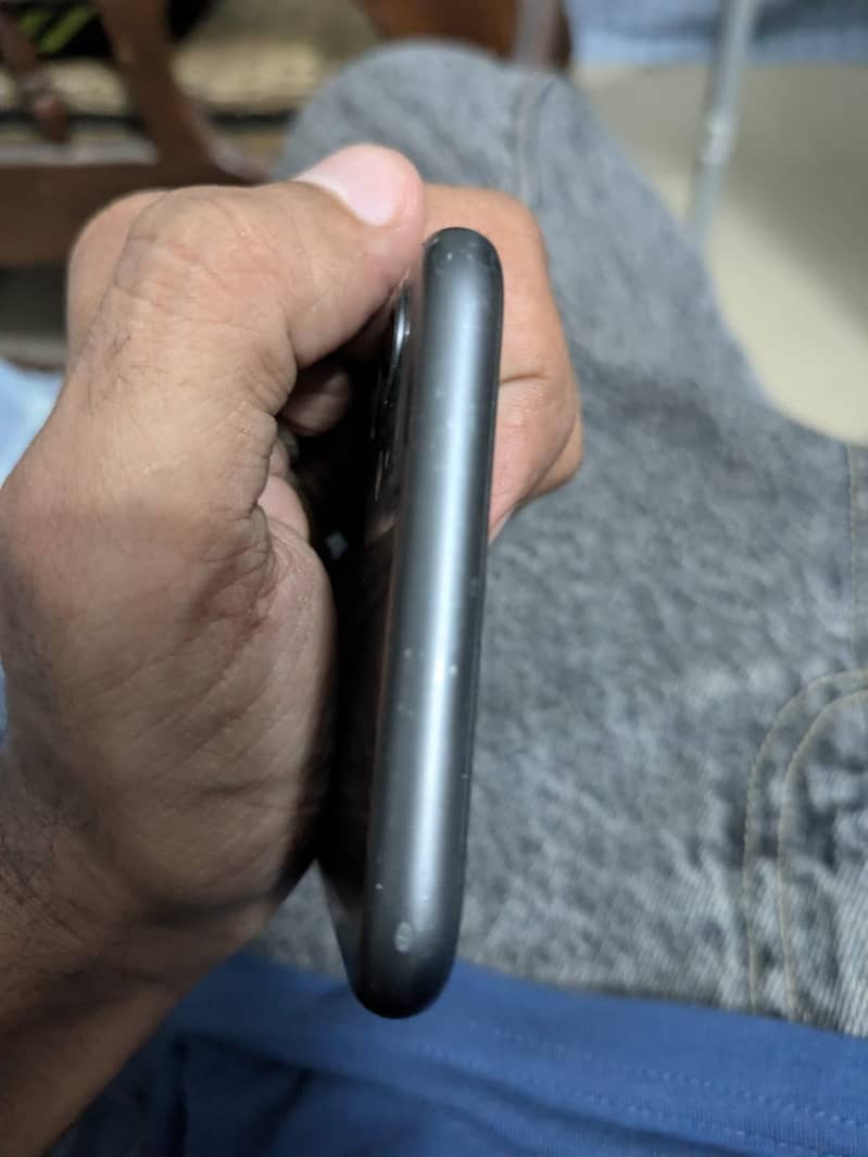 Apple iPhone 11 4