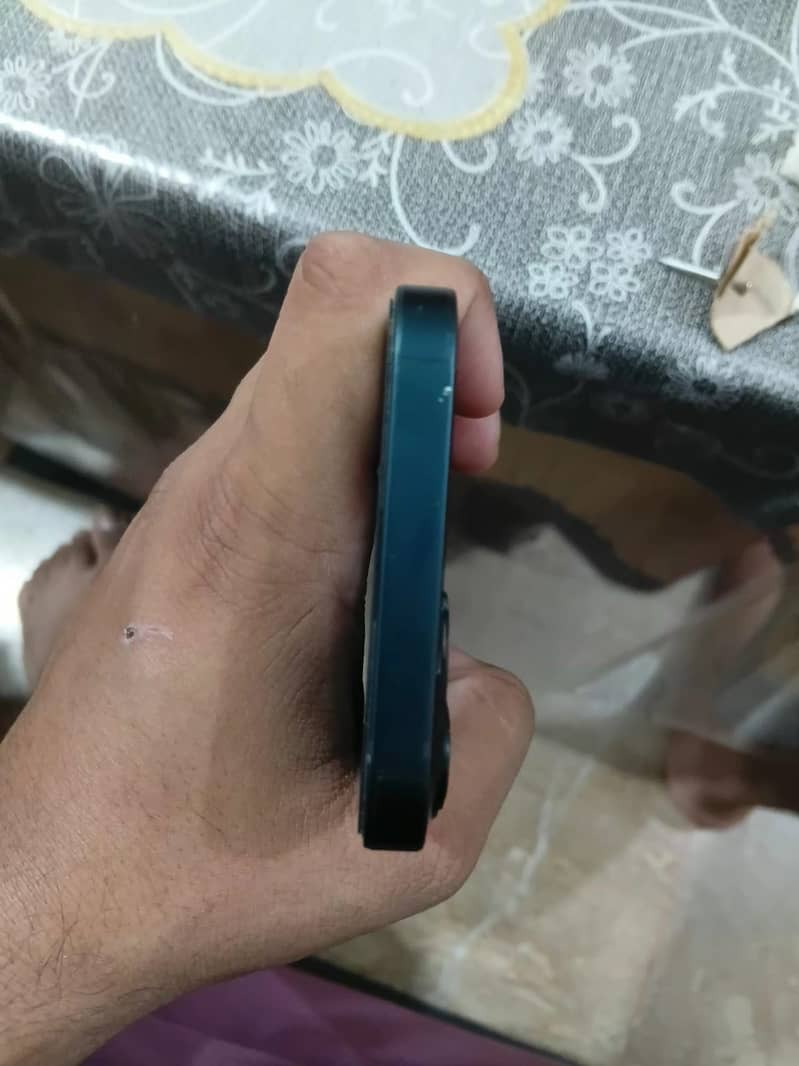 Apple iPhone 13 5