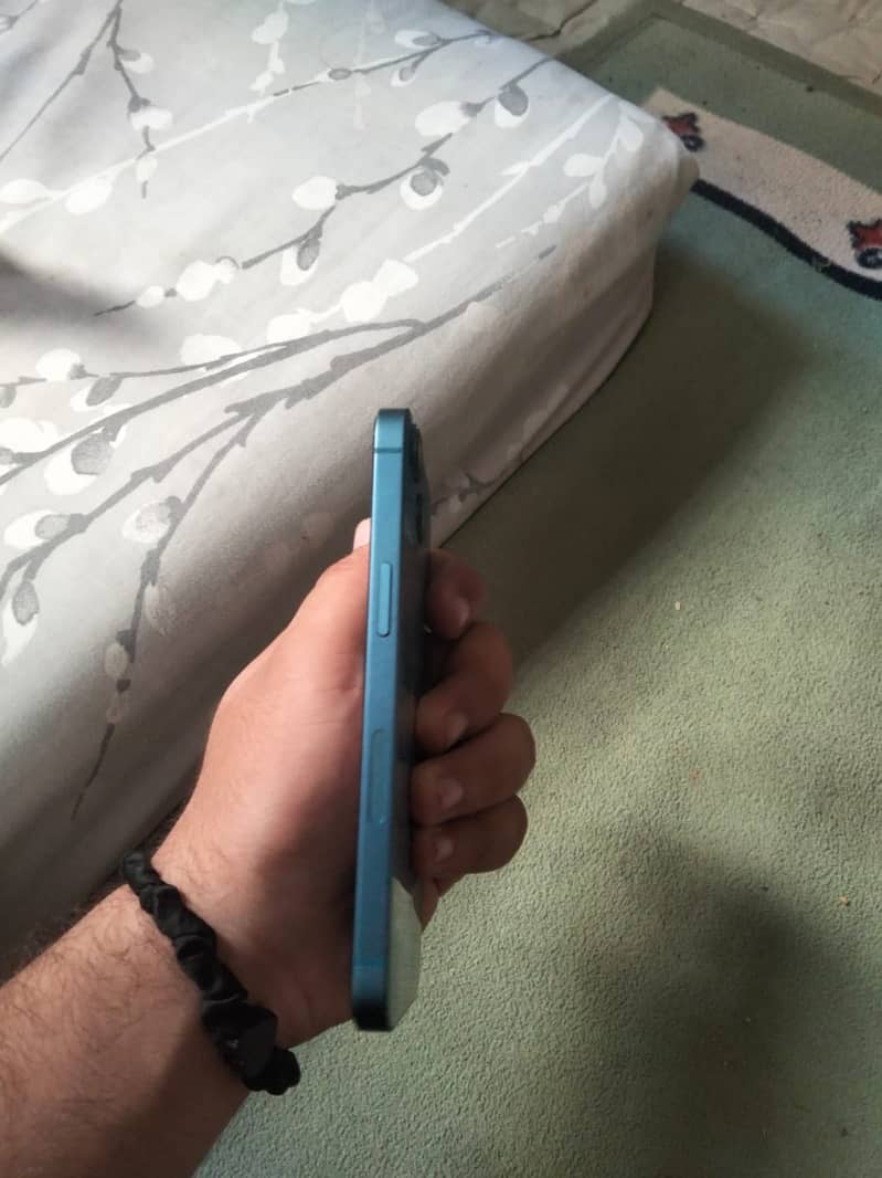 Apple iPhone 13 2