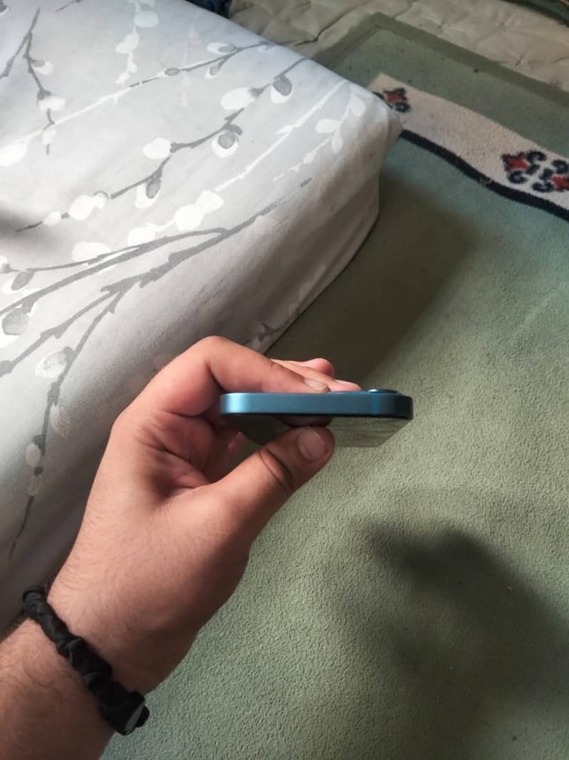 Apple iPhone 13 4
