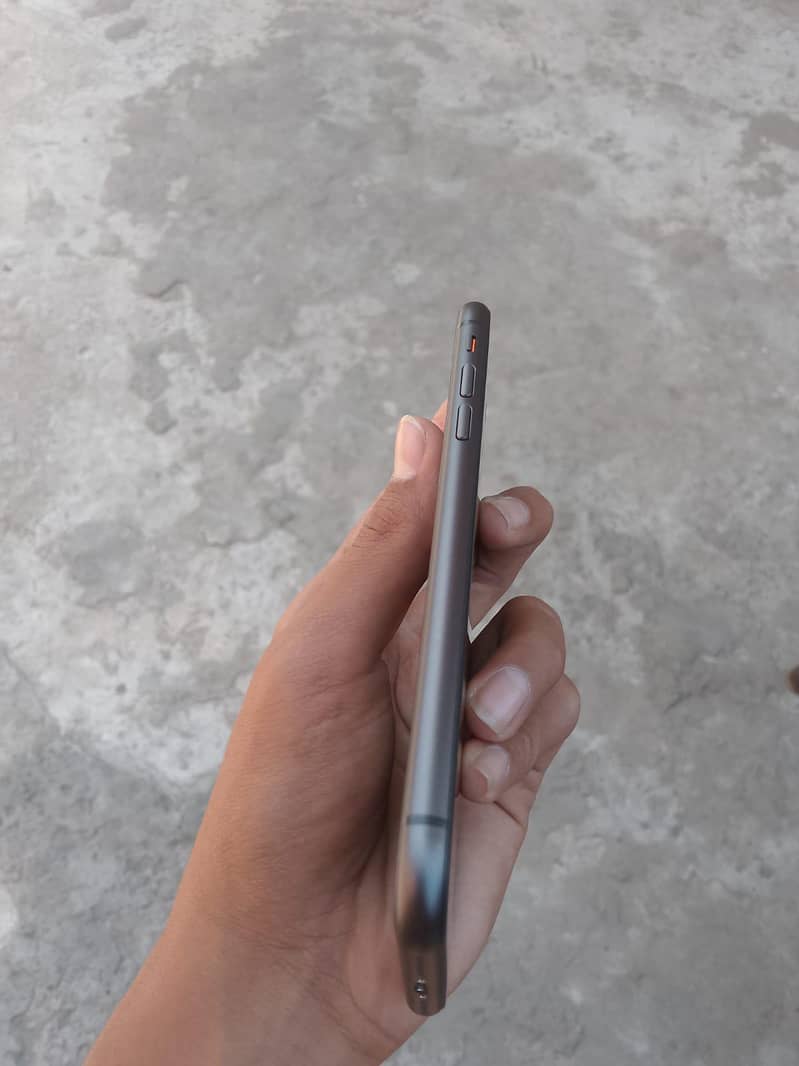 Apple iPhone 11 4