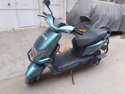REVOO C32 YOUNG ELECTRIC SCOOTY WITH SAFEGUARD