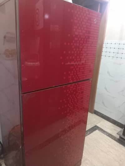 Pel Frodge , Gass dalne wali hai uper freezer cooloing kr raha hai