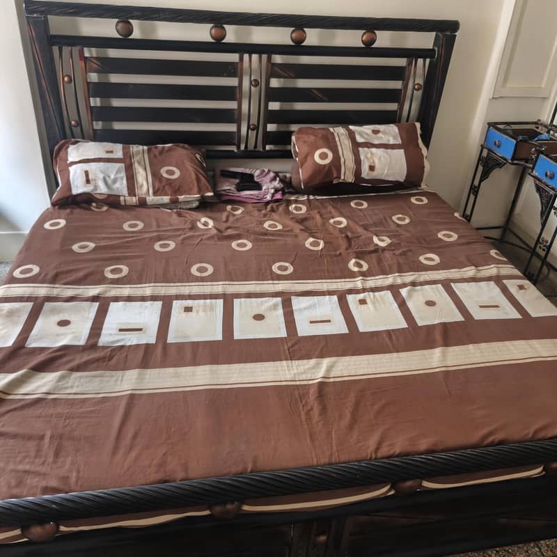 iron bed&dressing table 0