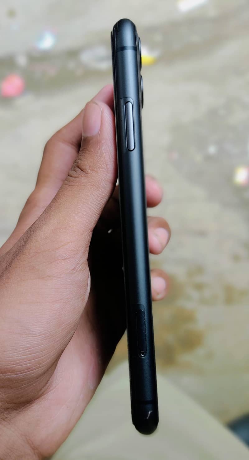 Apple iPhone 11 4
