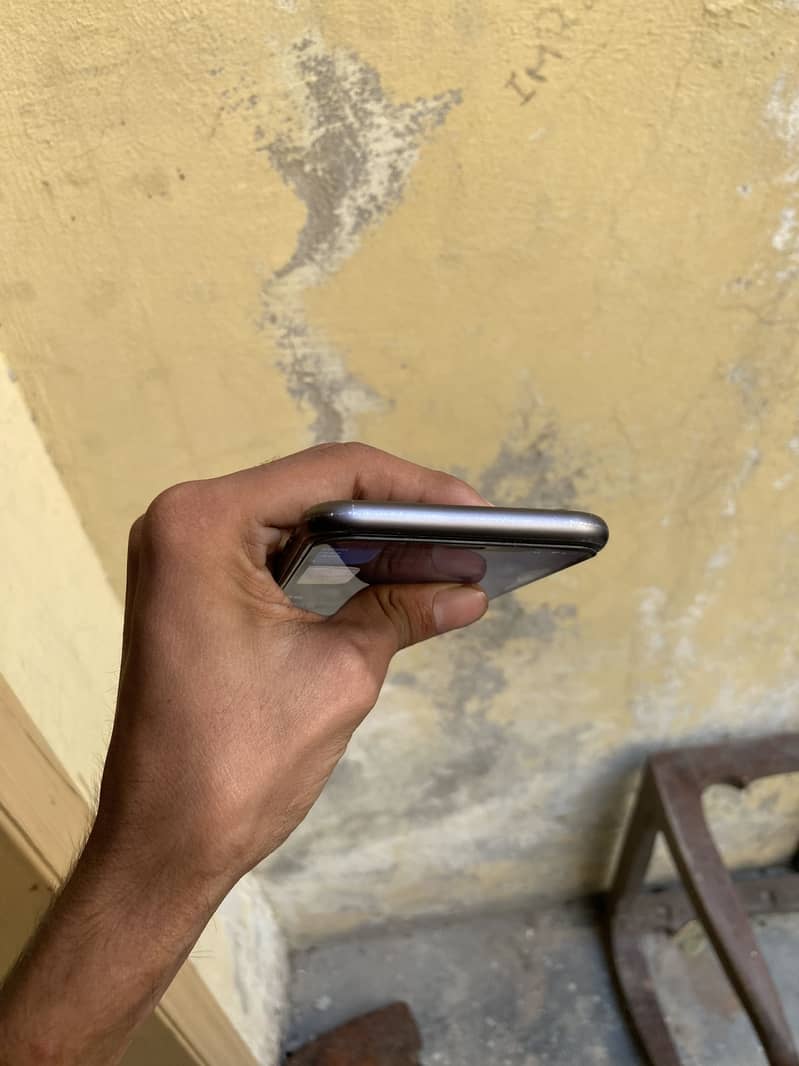 Apple iPhone 11 4