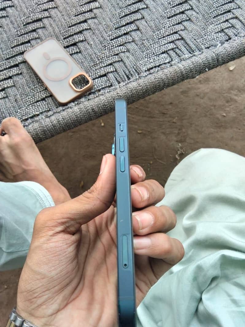 Apple iPhone 13 5