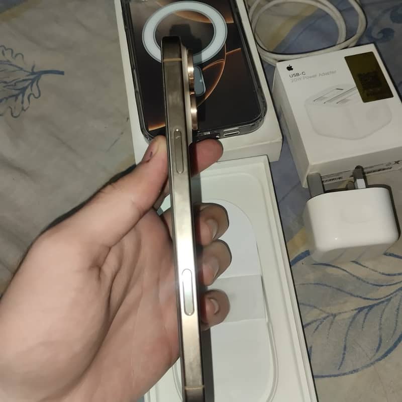 Apple iPhone 16 Pro Max 0