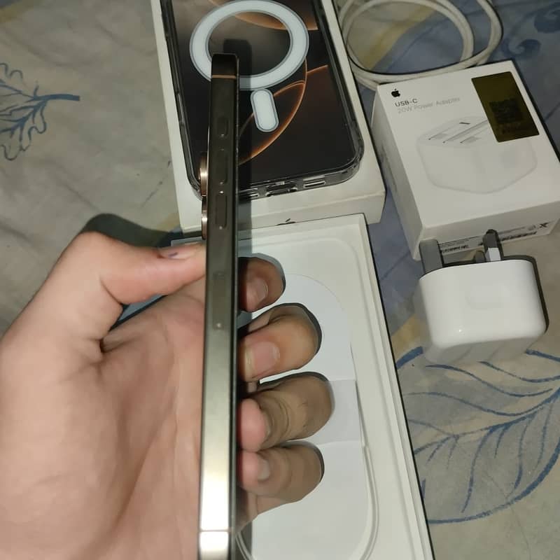 Apple iPhone 16 Pro Max 2