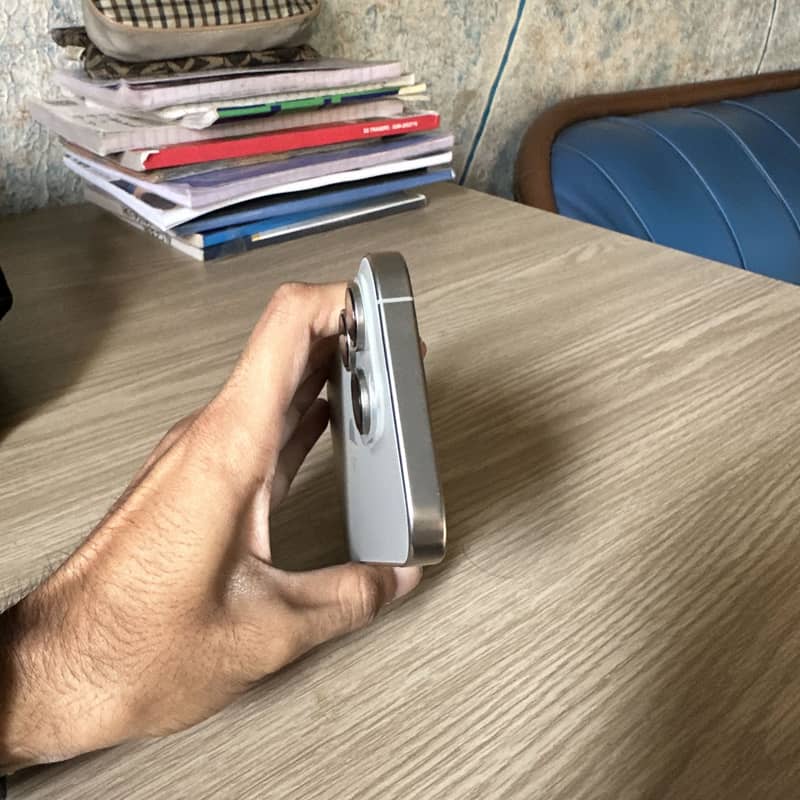 Apple iPhone 16 Pro 2