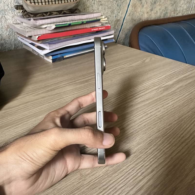 Apple iPhone 16 Pro 3