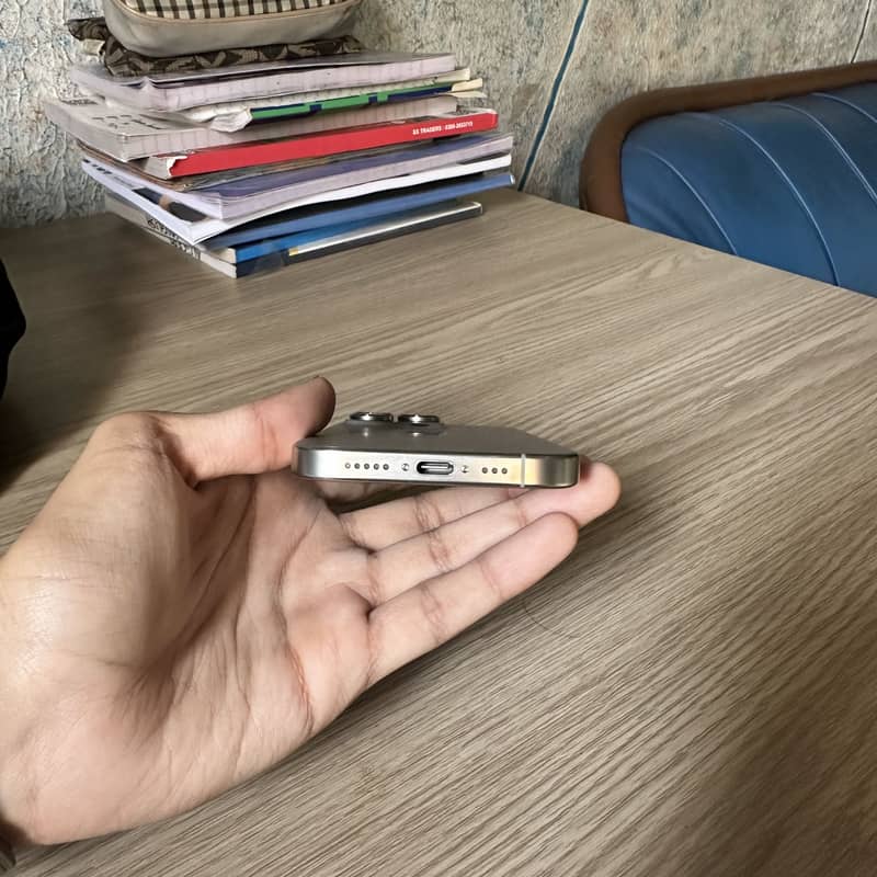 Apple iPhone 16 Pro 4