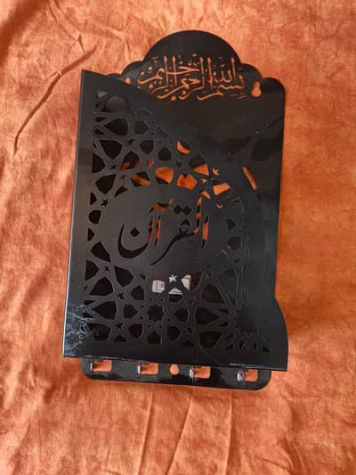 Quran Stand, Golden aur Black Matte Color mai Available.