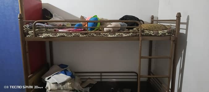 "مضبوط لوہے کا ڈبل  بیڈ — اوپر نیچے — بہترین حالت"
