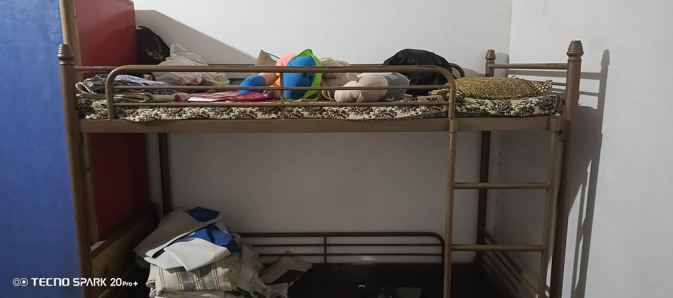 "مضبوط لوہے کا ڈبل  بیڈ — اوپر نیچے — بہترین حالت" 0
