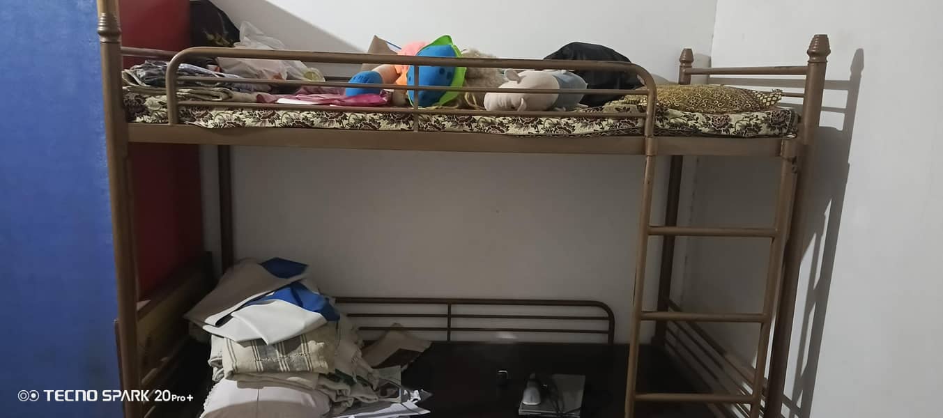 "مضبوط لوہے کا ڈبل  بیڈ — اوپر نیچے — بہترین حالت" 2