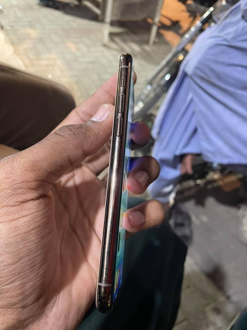 Apple iPhone 11 Pro 4
