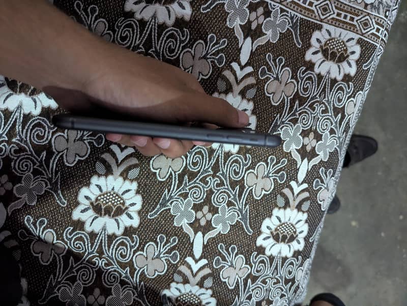 Apple iPhone 11 4