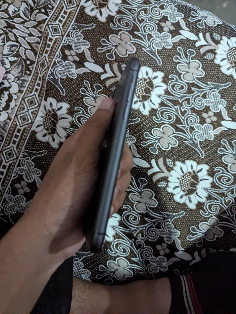 Apple iPhone 11 7