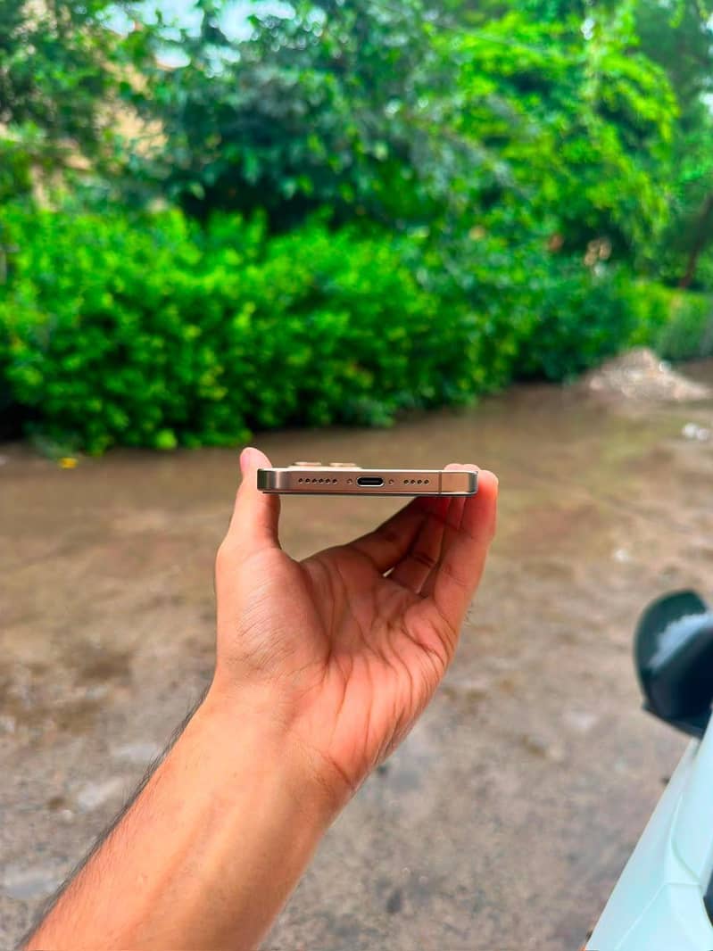 Apple iPhone 16 Pro Max 4
