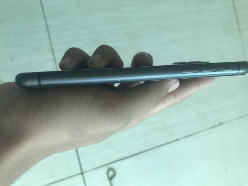 Apple iPhone 11 4