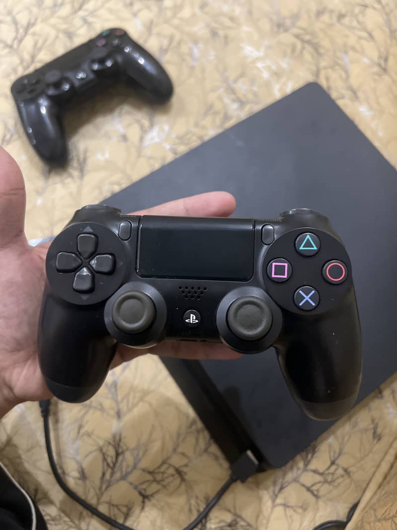 PS4 PlayStation With  two controller 4