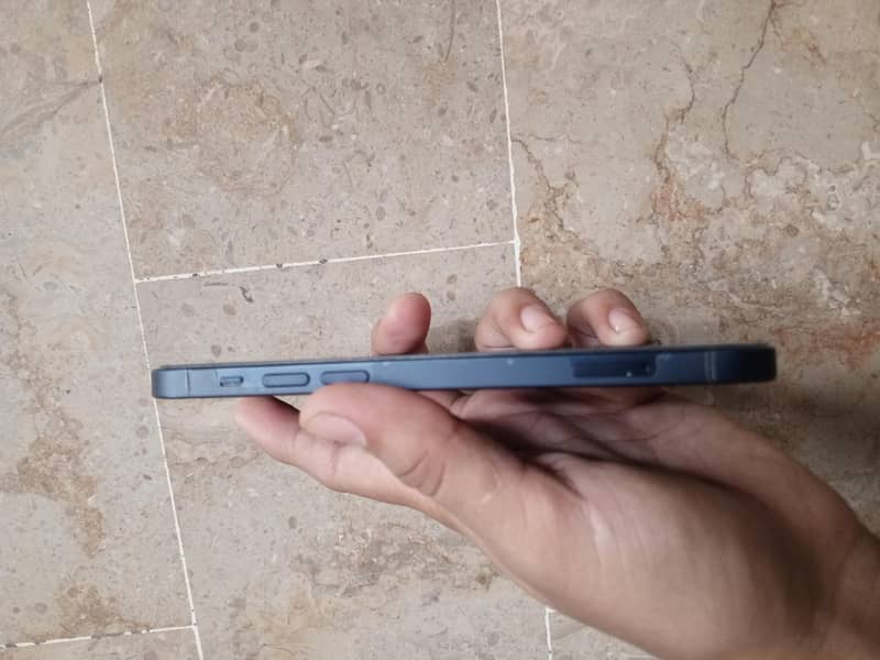 Apple iPhone 12 4