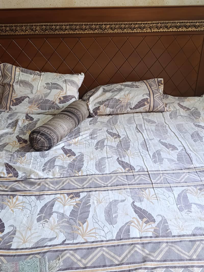 bed with side tables 0