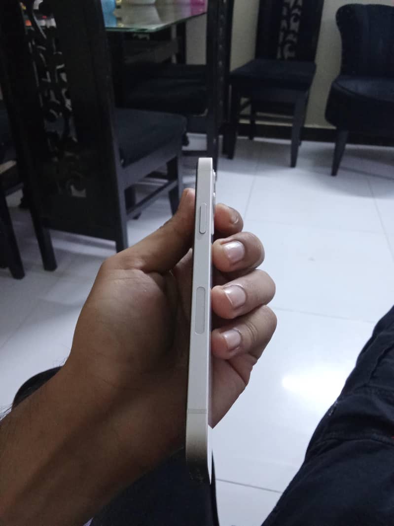 Apple iPhone 12 4
