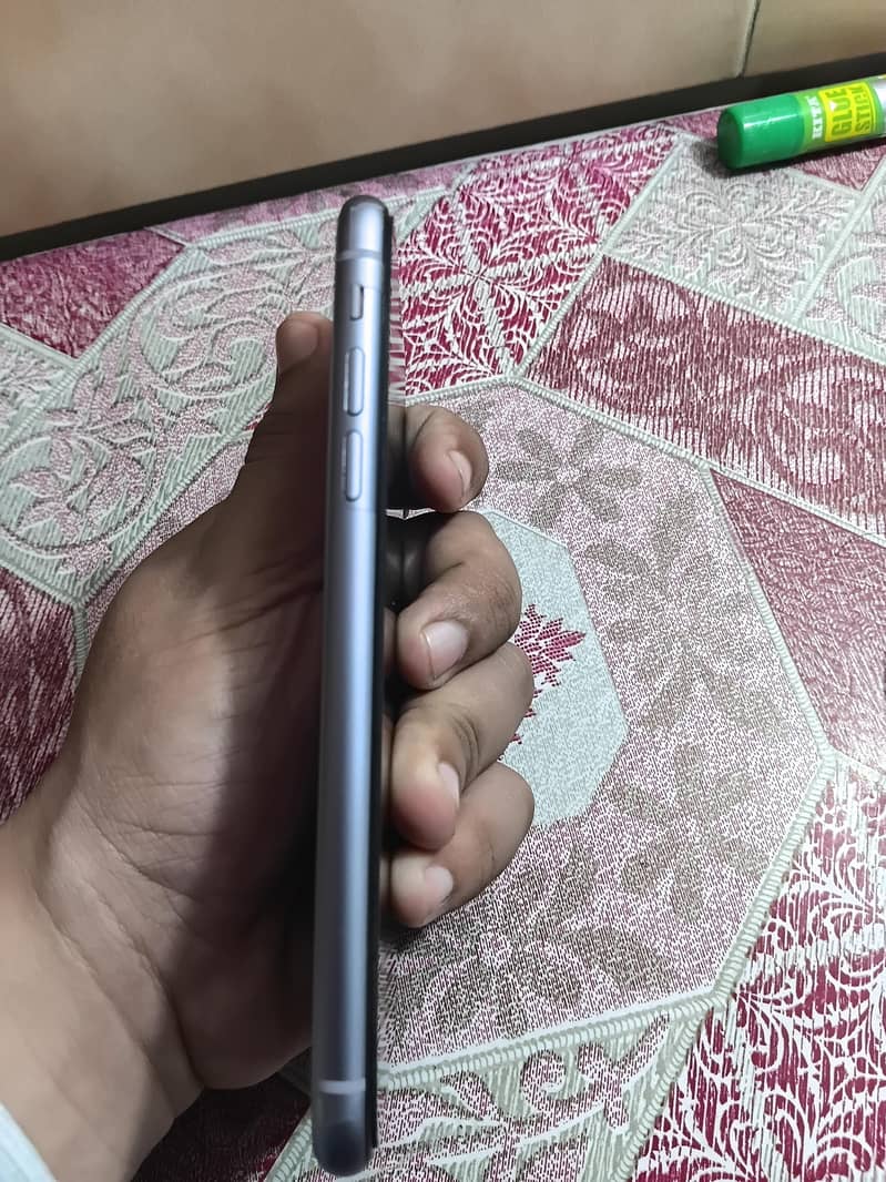 Apple iPhone 11 4