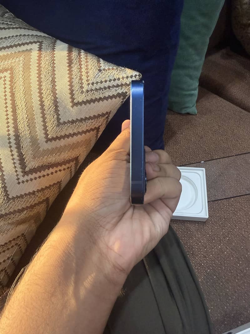 Apple iPhone 12 4