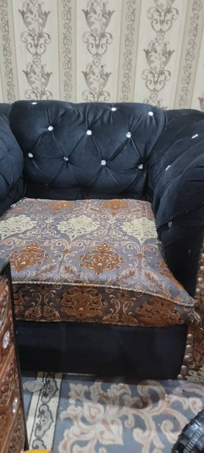 1 deewan bhi hy or or 2choty sofy or 1 bara sofa hy sth