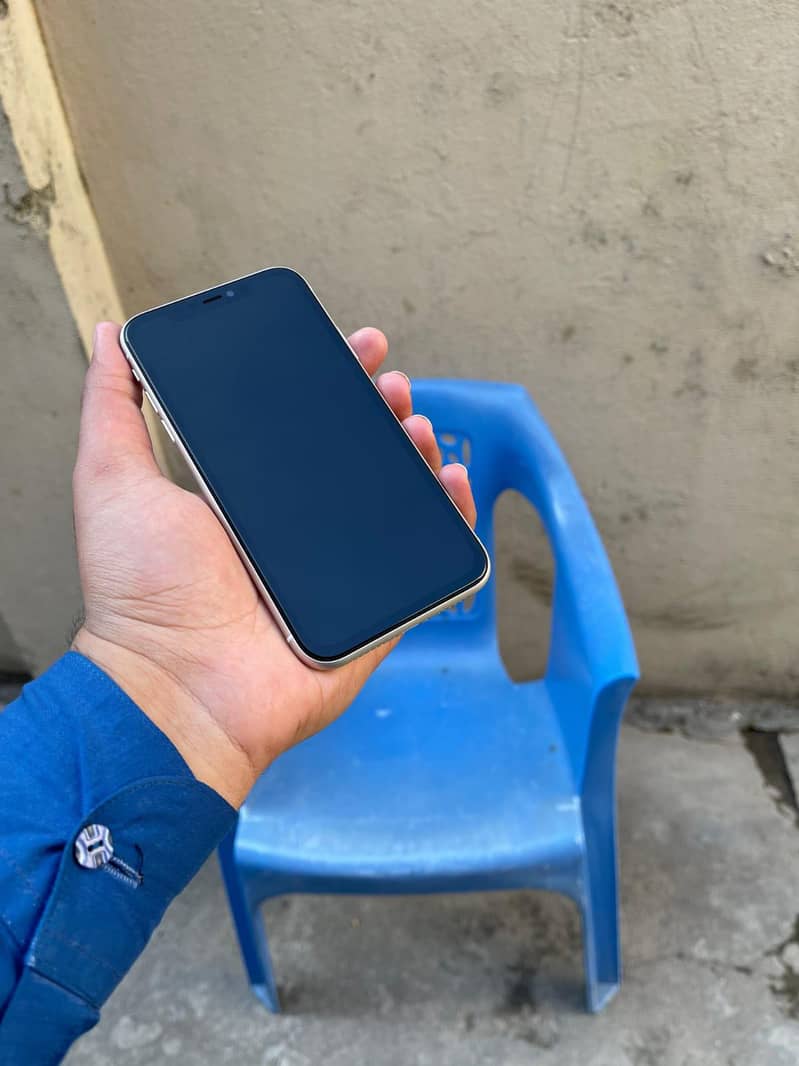 Apple iPhone 11 4