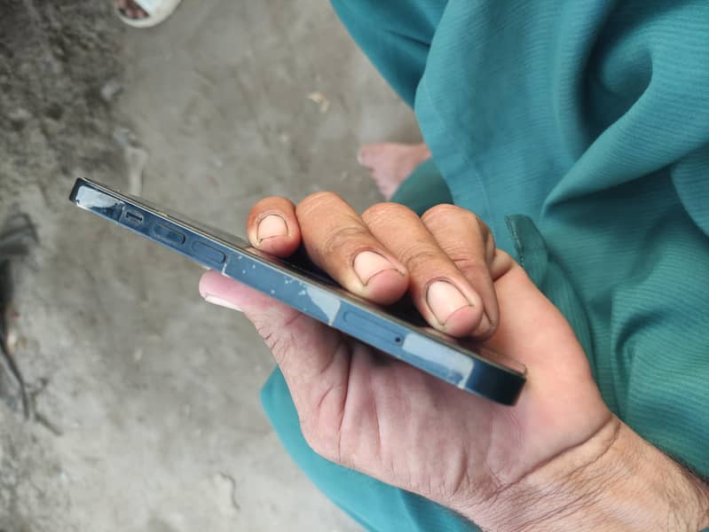 iPhone 13 4