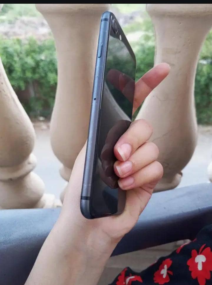 Apple iPhone 8 3