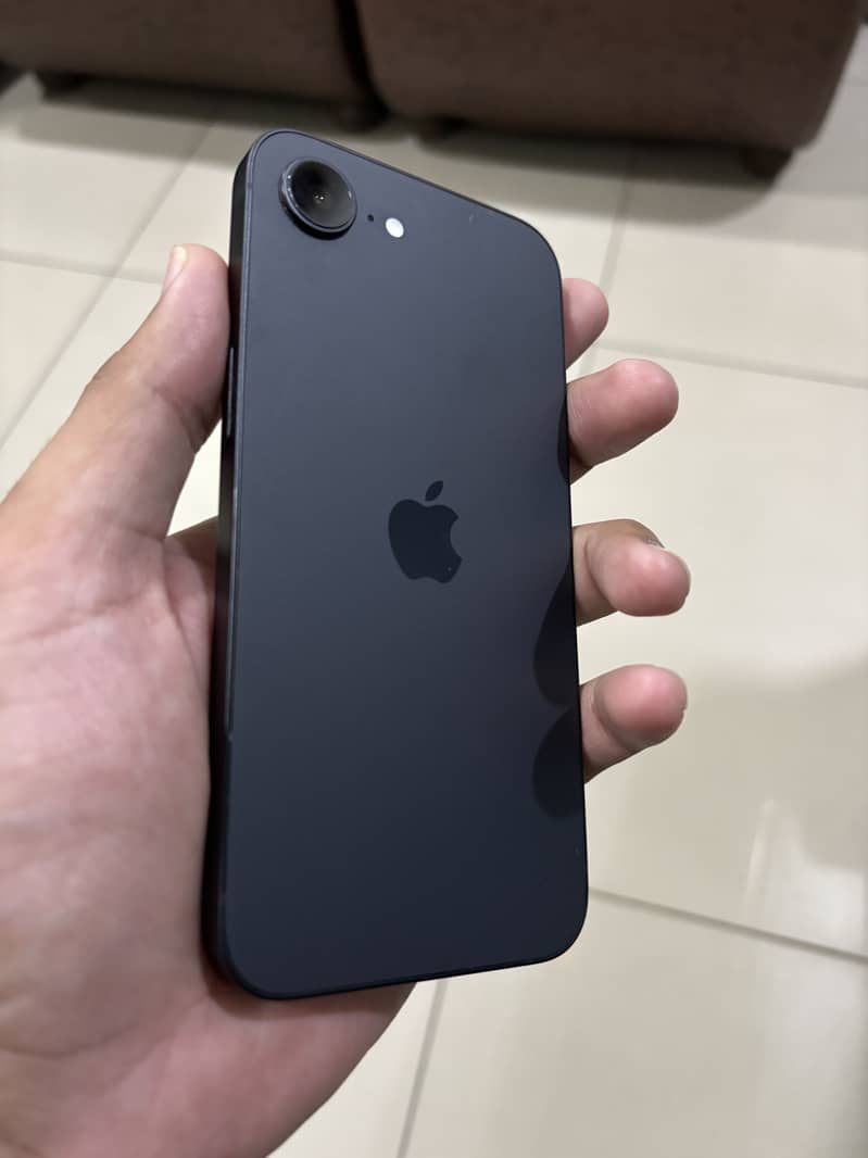 Apple iPhone 16e 1